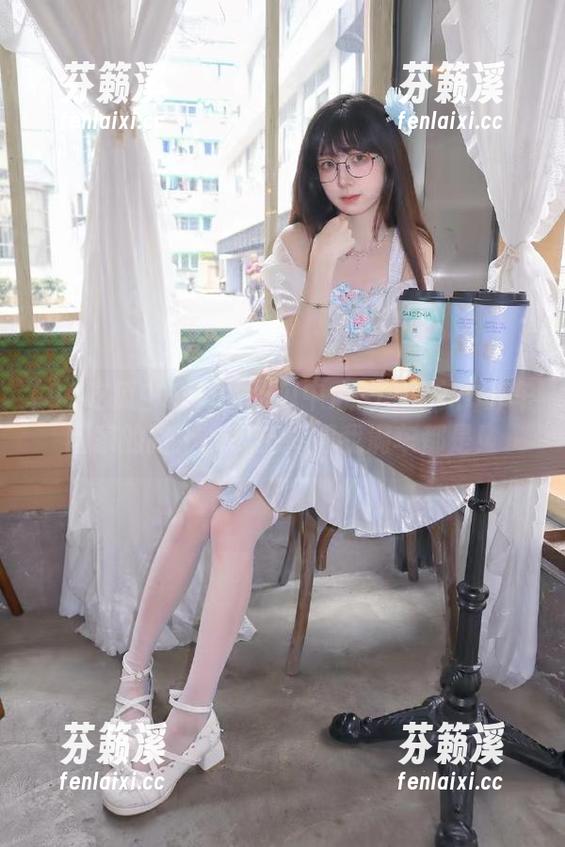 91吃瓜中心 91吃瓜中心ios版本:开车回家的路上,瓜皮摔得我满车都是!