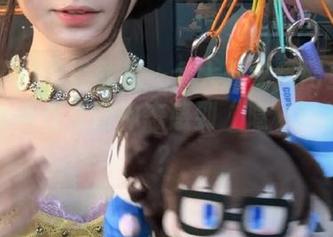 难道就我一个人对吃瓜网里的视频中所有角色的神态感到“隐秘的迷恋”？