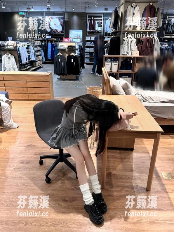 黑料社 加入黑料社app,免费的瓜都快成山,越吃越想——我还没说完呢!